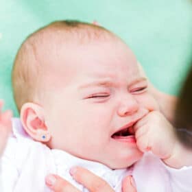 Parents fatigués : astuces pour gérer les poussées dentaires