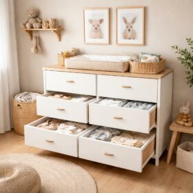 Commode blanche avec plan à langer dans une chambre bébé lumineuse et bien rangée