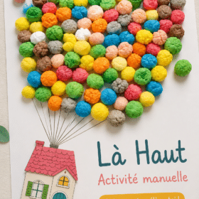Un enfant en train de réaliser une activité manuelle avec des matériaux recyclés.