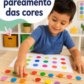 Un enfant joyeux jouant à un jeu éducatif de couleurs