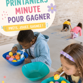 Enfants jouant ensemble à des jeux minute au printemps dans un parc.
