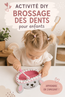 Enfant souriant en train d'utiliser une brosse à dents colorée pendant une activité ludique pour le brossage des dents.