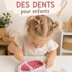 Enfant souriant en train d'utiliser une brosse à dents colorée pendant une activité ludique pour le brossage des dents.