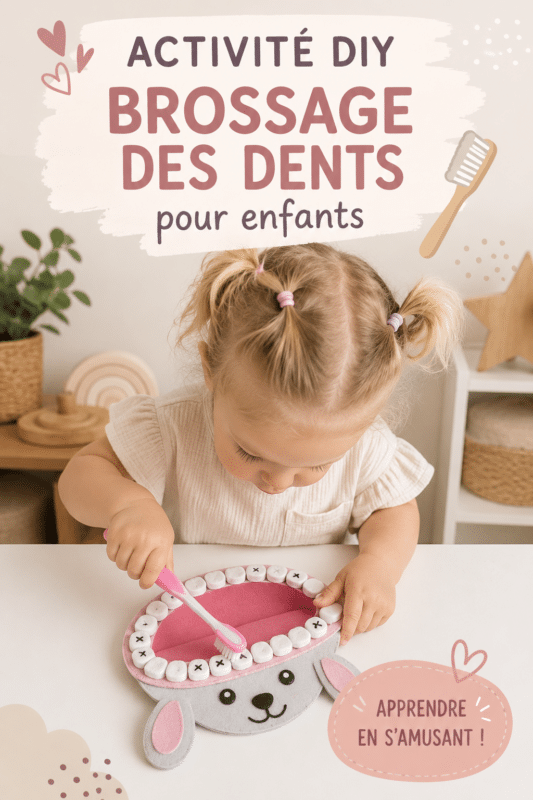 Enfant souriant en train d'utiliser une brosse à dents colorée pendant une activité ludique pour le brossage des dents.