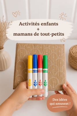 Un enfant souriant joue avec des jouets dans un cadre chaleureux et accueillant.