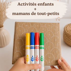 Un enfant souriant joue avec des jouets dans un cadre chaleureux et accueillant.