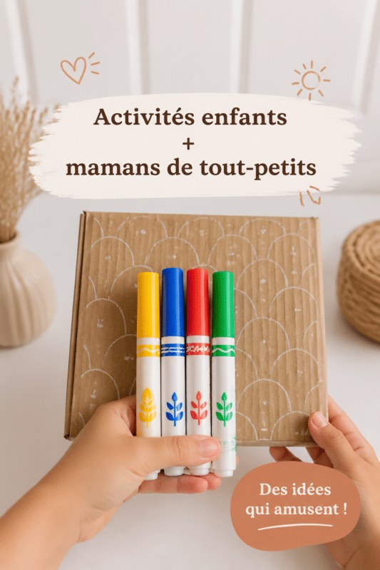 Un enfant souriant joue avec des jouets dans un cadre chaleureux et accueillant.