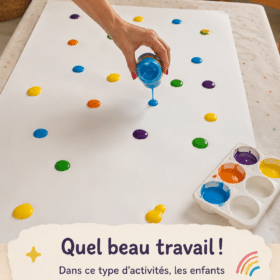 Un enfant joue avec des blocs de construction, stimulant sa créativité et ses compétences motrices.