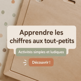 Un enfant souriant à une table, jouant avec des chiffres en bois colorés.