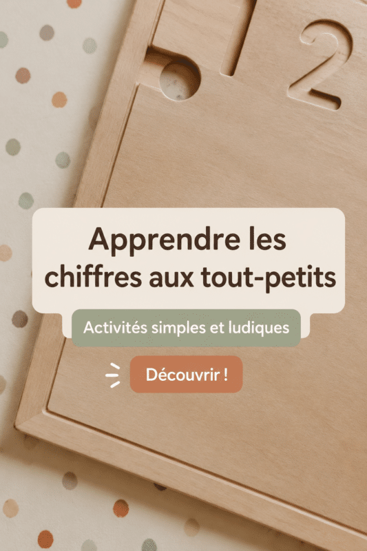 Un enfant souriant à une table, jouant avec des chiffres en bois colorés.