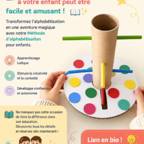 Un enfant souriant tenant un livre pendant une séance de lecture