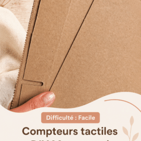 Chiffres tactiles Montessori colorés faits maison sur une table en bois