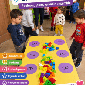 Enfants jouant ensemble à un jeu créatif en maternelle