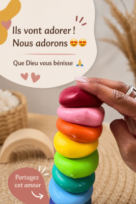 Des enfants jouant ensemble à des jeux créatifs dans un salon lumineux.