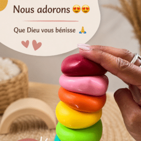 Des enfants jouant ensemble à des jeux créatifs dans un salon lumineux.