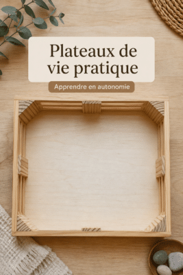 Un enfant utilisant un plateau Montessori rempli d'activités pratiques et colorées pour développer son autonomie.