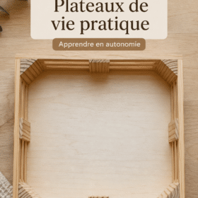 Un enfant utilisant un plateau Montessori rempli d'activités pratiques et colorées pour développer son autonomie.