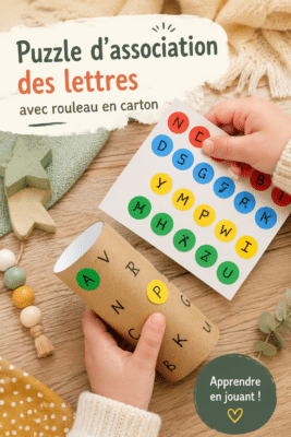 Un puzzle éducatif en rouleaux de carton créé pour aider les enfants à apprendre les lettres.
