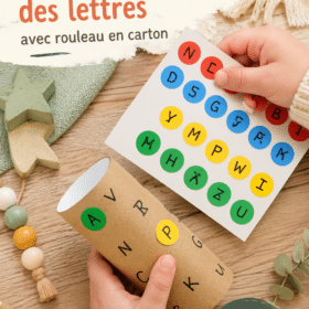 Un puzzle éducatif en rouleaux de carton créé pour aider les enfants à apprendre les lettres.