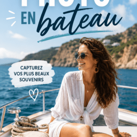 Un enfant souriant devant un bateau sur un lac, appareil photo à la main
