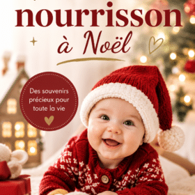 Un nourrisson souriant vêtu d'un bonnet de Noël devant un sapin décoré.