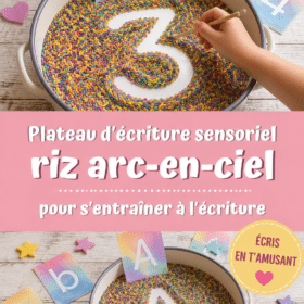 Plateau sensoriel de riz arc-en-ciel rempli d'outils d'écriture pour enfants