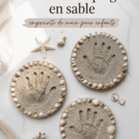 Un souvenir de plage fait avec des empreintes de mains d'enfants dans le sable.