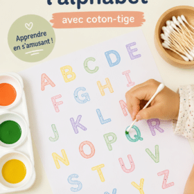 Enfant s'amusant à tracer des lettres de l'alphabet
