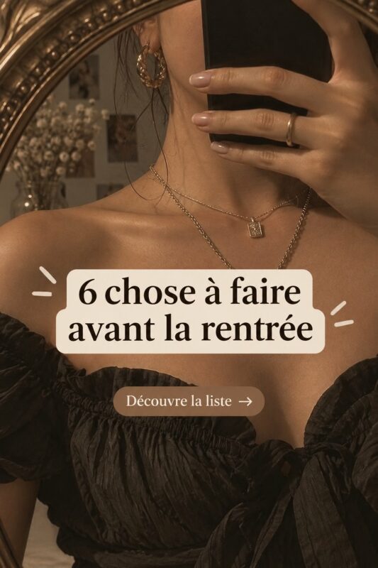 Une famille souriante préparant les fournitures scolaires pour la rentrée