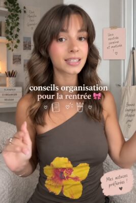Une famille heureuse organisant la rentrée scolaire ensemble