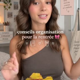 Une famille heureuse organisant la rentrée scolaire ensemble