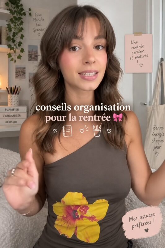 Une famille heureuse organisant la rentrée scolaire ensemble