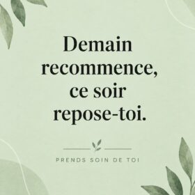 Un parent relaxé et serein se repose sur un canapé le soir, lumière douce