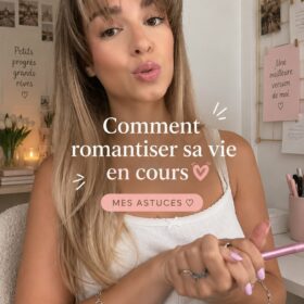 Une table joliment dressée avec des fleurs, témoignant d'un moment romantique.